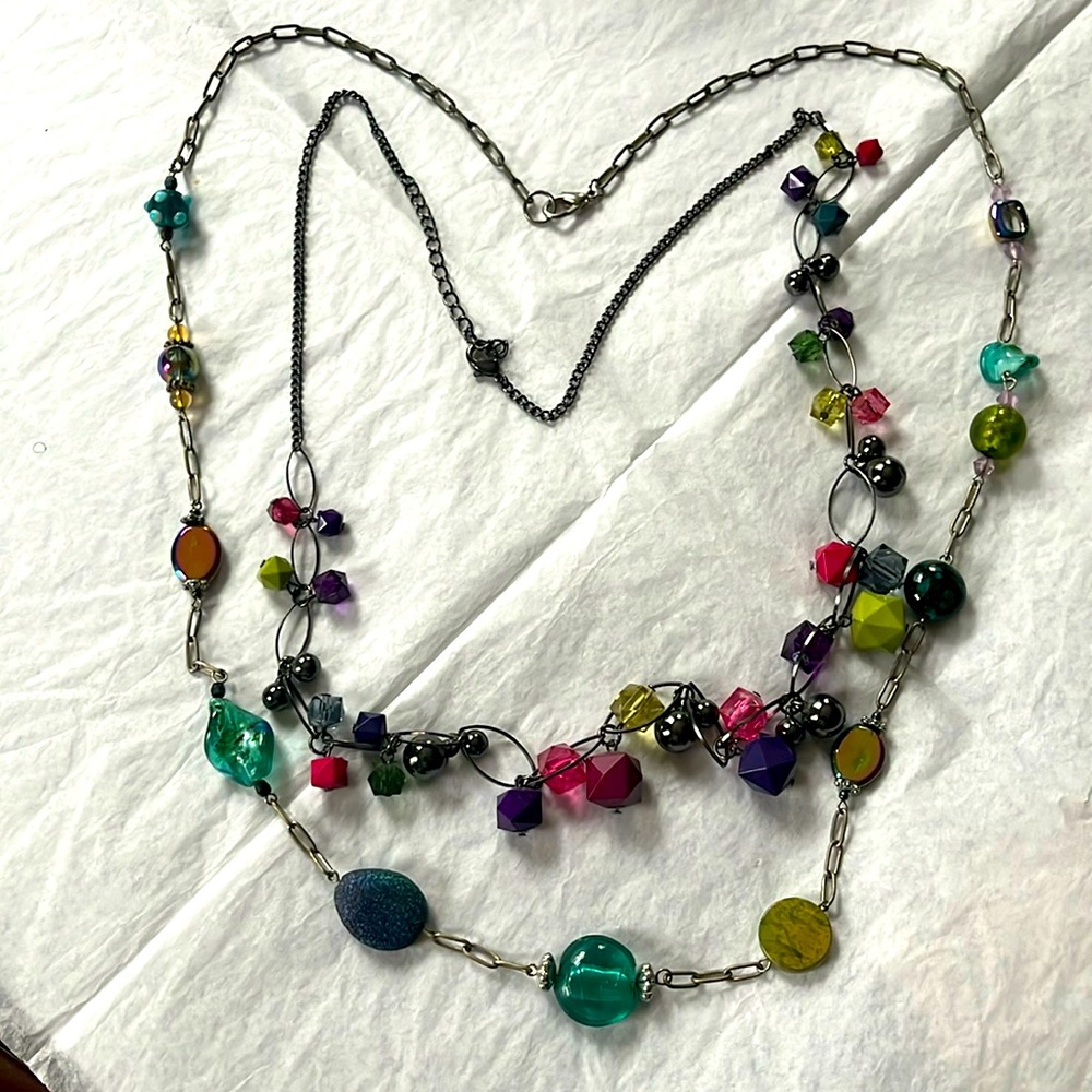 DOUBLE NECKLACES WITH DECORATIVE STONES IN EXCELLENT CONDITION